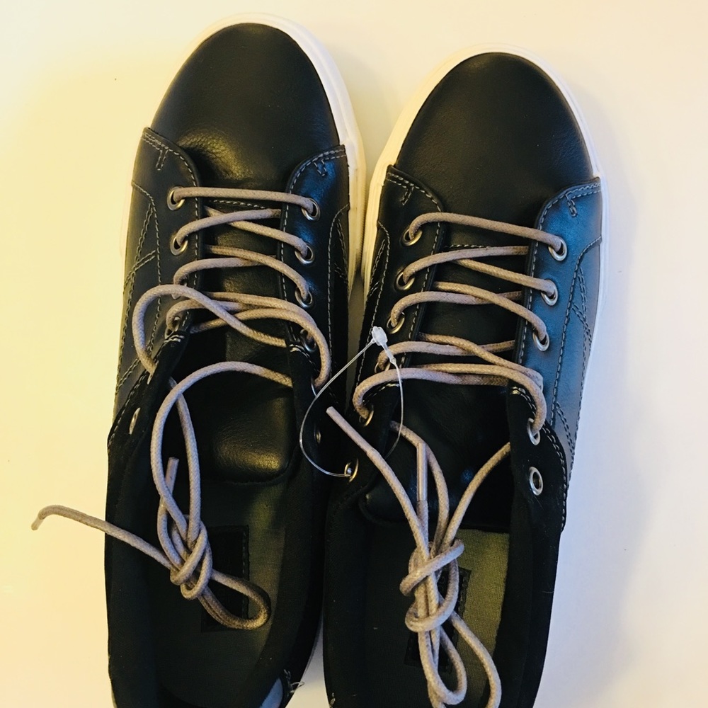 London Fog Men’s Sneakers. Black/white combo. 9M